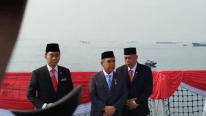 wamensos-dan-ketua-mpr-ri-menghormati-para-pahlawan-dengan-upacara-di-atas-kri-semarang